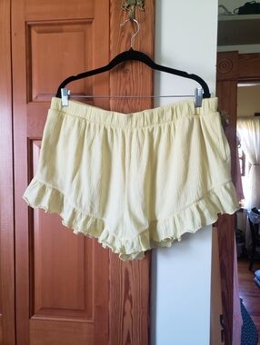 NWOT Secret Treasures Pale Yellow Ruffle Hem Gauze Lounge Pajama Shorts XL 16-18